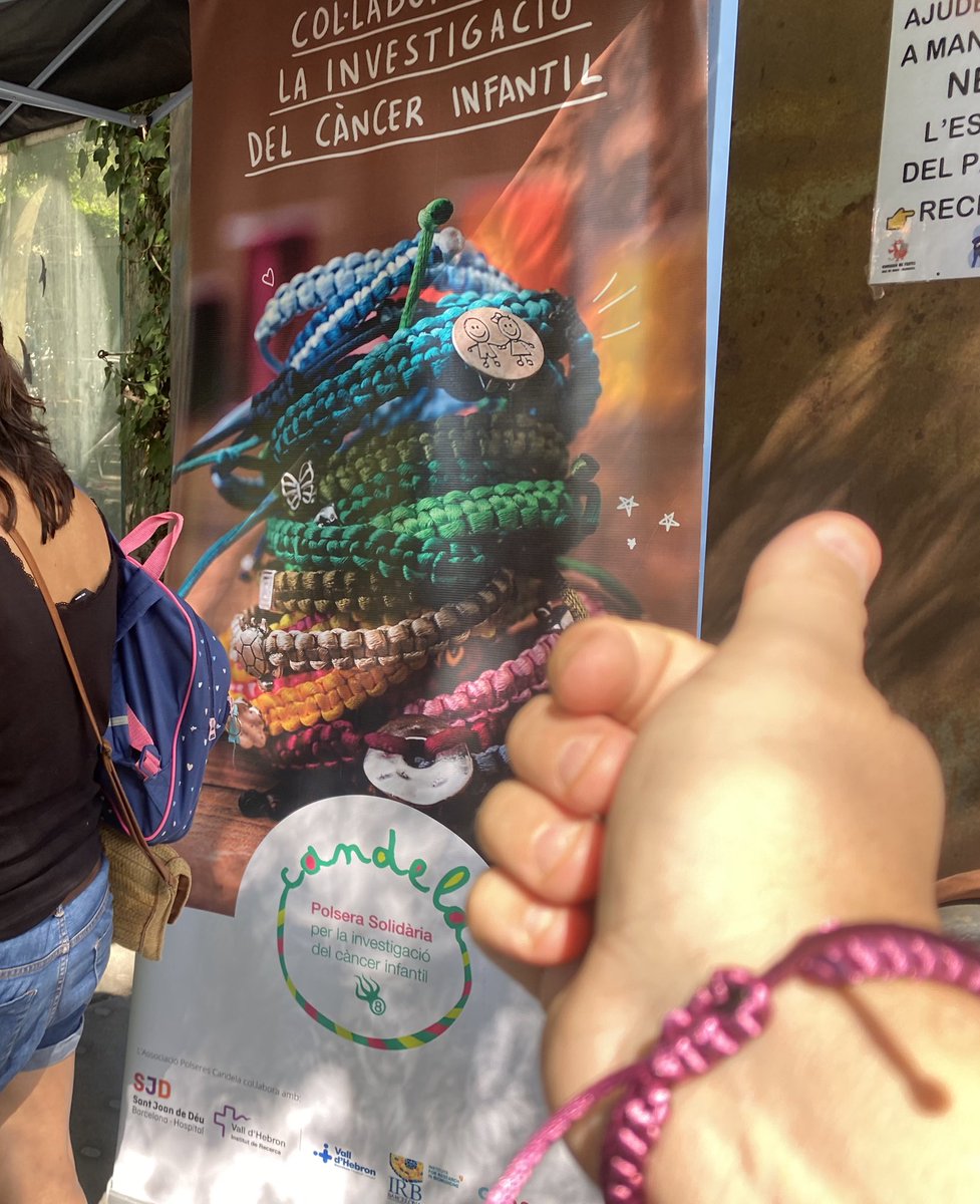 Avui, tota la família a les #festes del #Poblenou ens hem comprat la polsera solidària de #Candela! I d'una manera directa ajudem en la recerca contra el #cancer! I a més, portem els canells ben guarnits amb unes polseres la mar de xules! Feu-hi una volteta va! I aporteu!