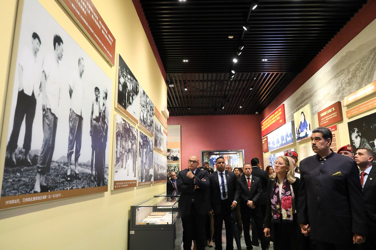 NicolasMaduro's tweet photo. Extraordinario recorrido por el Museo de Planificación Urbana y Arte Contemporáneo de Shenzhen, donde vimos la experiencia exitosa de desarrollo de esta importante Zona Económica Especial. Nuestro saludo y compromiso por una amistad que será eterna. https://t.co/fVDtws9H4d