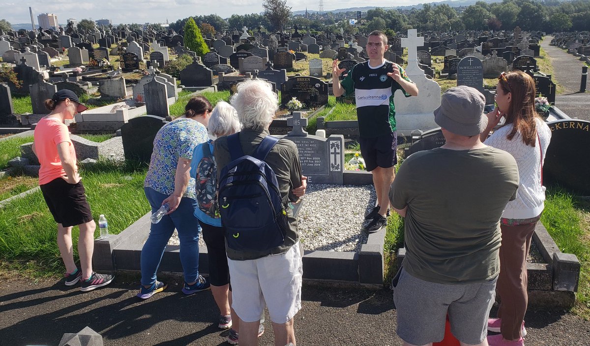 GlenPhillips123's tweet image. Go raibh míle maith agat le @seanfennell4 as an chamchuairt thart Reilig Bhaile an Mhuilinn don Rang Gaeilge @StPaulsGAC inniu. Lá galánta a bhí ann agus d'fhoghlaim muid cuid mhór faoi stair na hÉireann agus faoi Béal Feirste.
#teanga
#cultúr 
#stair