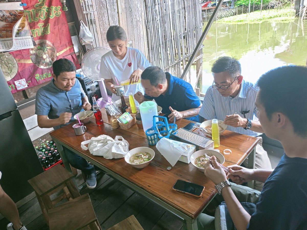 Decharut114's tweet photo. วันนี้ ผมมาลงพื้นที่ที่ใกล้บ้านที่สุด นั่นคือ การลงพื้นที่ที่ตำบลบางรักใหญ่ อำเภอบางบัวทอง จ.นนทบุรี กับ ส.ส. นนท์ ไพศาลลิ้มเจริญกิจ ส.ส. นนทบุรี เพราะบางรักใหญ่คือตำบลที่บ้านของผมตั้งอยู่

โจทย์สำหรับวันนี้ คือ เราจะพัฒนาเศรษฐกิจสร้างสรรค์ ในตำบลบางรักใหญ่ขึ้นมาได้อย่างไร โดยมี ส.ส. อภิสิทธิ์ ไล่ศัตรูไกล อดีต ผอ. สำนักงานเศรษฐกิจสร้างสรรค์ มาเป็นกุนซือหลัก

ตำบลบางรักใหญ่มีพื้นที่ไม่มากประมาณ 3 ตารางกิโลเมตร ประชากรประมาณ 6,000 คน แต่ความน่าสนใจของตำบลบางรักใหญ่คือ มีบ้านจัดสรรและคอนโดมีเนียมน้อยมาก (เทียบกับพื้นที่อื่นๆ ของจังหวัดนนทบุรี) พื้นที่จึงยังมีสวน คลอง ชุมชน และวัดวาอาราม เหลืออยู่มาก

วันนี้ เราจึงเริ่มทริปกันจากวัดบางรักใหญ่ วัดริมคลองที่ร่มรื่น และมาแวะชมร้านตัดผมดั้งเดิม และชิมร้านก๋วยเตี๋ยวตาเซียะ ที่อยู่ข้างๆ กัน ริมคลองอ้อมนนท์ บอกได้เลยบรรยากาศน่าประทับใจ 

จากนั้น ก็มาที่มองดูคลองคาเฟ่ ริมคลองอ้อมนนท์ อันนี้ สุดยอดเลย โดยเฉพาะบรรยากาศริมคลอง บรรยากาศในร้าน ขนมไทย และกาแฟแสนอร่อย ชอบมากๆ ครับ ใกล้ๆ กับคาเฟ่ยังมีการพายเรือคยัก และยังมีวัดมะเดื่อ ที่มีนกแก้วโม่งทำรังอยู่ด้วย และกำลังเผชิญความท้าทายเมื่อต้นไม้ที่นกแก้วทำรังนั้น กลับยืนต้นตาย และอาจล้ม/ต้องตัดลงมาก่อน

เพียงครึ่งวันที่ได้มาลงพื้นที่ บอกได้เลยว่า แทบไม่เคยมองมุมนี้มาก่อน อาจารย์อภิสิทธิ์ ให้โจทย์ว่า ลองไปทำแผนที่เศรษฐกิจและวัฒนธรรมสร้างสรรค์ในพื้นที่บางรักใหญ่ 3 ตารางกิโลเมตร แล้วมาคุยออกแบบและวางแผนกันครับ

ดูแล้วเกิดแรงบันดาลใจมากๆ เลย ก่อนปีใหม่ ผมจะจัดทริป (เล็กๆ) บางรักใหญ่ แล้วชวนเพื่อนๆ มาเที่ยวกันนะครับ และจะแวะดูบ้านประหยัดพลังงานที่บ้านผมด้วยครับ ติดตามนะครับ