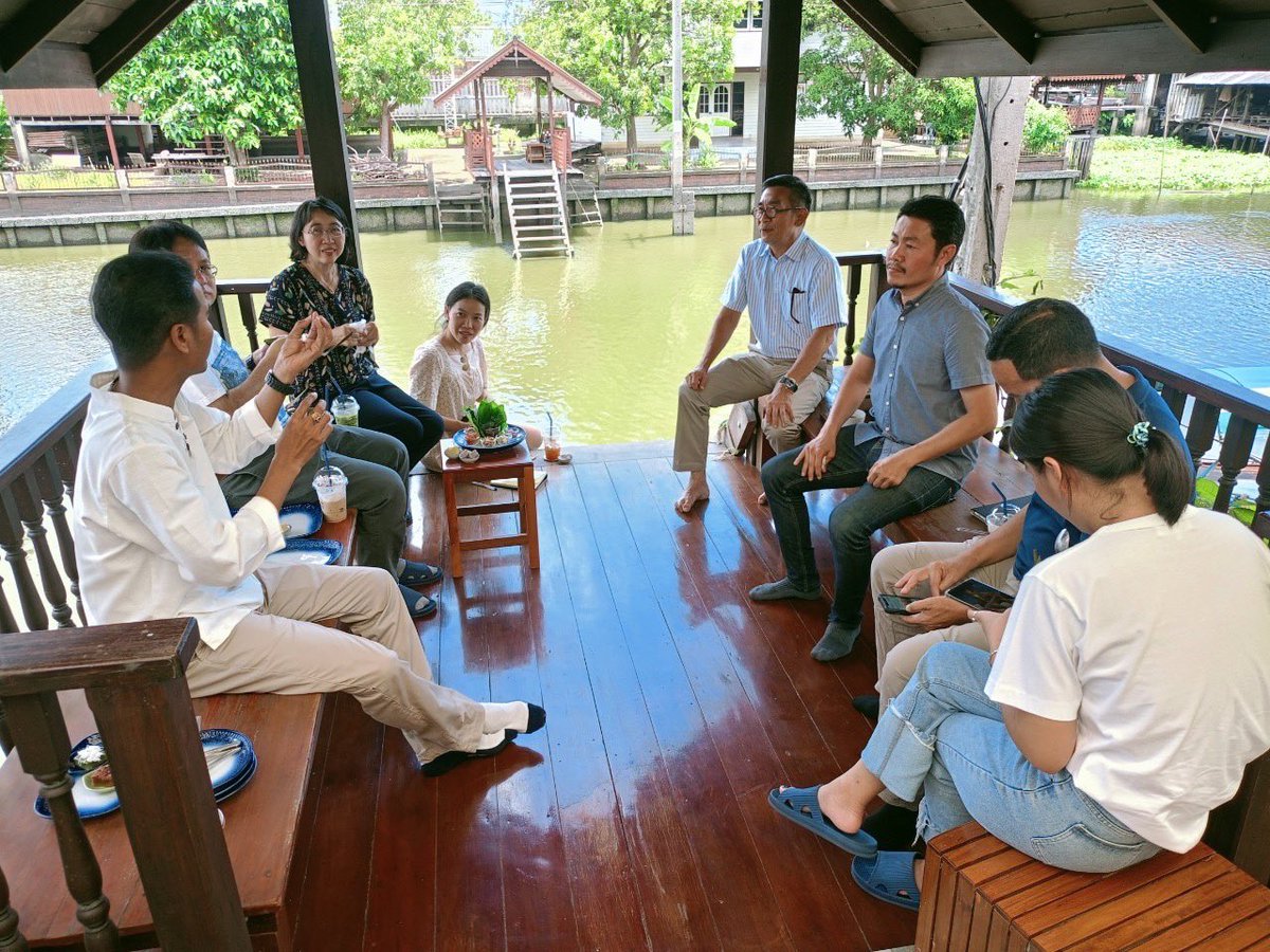 Decharut114's tweet photo. วันนี้ ผมมาลงพื้นที่ที่ใกล้บ้านที่สุด นั่นคือ การลงพื้นที่ที่ตำบลบางรักใหญ่ อำเภอบางบัวทอง จ.นนทบุรี กับ ส.ส. นนท์ ไพศาลลิ้มเจริญกิจ ส.ส. นนทบุรี เพราะบางรักใหญ่คือตำบลที่บ้านของผมตั้งอยู่

โจทย์สำหรับวันนี้ คือ เราจะพัฒนาเศรษฐกิจสร้างสรรค์ ในตำบลบางรักใหญ่ขึ้นมาได้อย่างไร โดยมี ส.ส. อภิสิทธิ์ ไล่ศัตรูไกล อดีต ผอ. สำนักงานเศรษฐกิจสร้างสรรค์ มาเป็นกุนซือหลัก

ตำบลบางรักใหญ่มีพื้นที่ไม่มากประมาณ 3 ตารางกิโลเมตร ประชากรประมาณ 6,000 คน แต่ความน่าสนใจของตำบลบางรักใหญ่คือ มีบ้านจัดสรรและคอนโดมีเนียมน้อยมาก (เทียบกับพื้นที่อื่นๆ ของจังหวัดนนทบุรี) พื้นที่จึงยังมีสวน คลอง ชุมชน และวัดวาอาราม เหลืออยู่มาก

วันนี้ เราจึงเริ่มทริปกันจากวัดบางรักใหญ่ วัดริมคลองที่ร่มรื่น และมาแวะชมร้านตัดผมดั้งเดิม และชิมร้านก๋วยเตี๋ยวตาเซียะ ที่อยู่ข้างๆ กัน ริมคลองอ้อมนนท์ บอกได้เลยบรรยากาศน่าประทับใจ 

จากนั้น ก็มาที่มองดูคลองคาเฟ่ ริมคลองอ้อมนนท์ อันนี้ สุดยอดเลย โดยเฉพาะบรรยากาศริมคลอง บรรยากาศในร้าน ขนมไทย และกาแฟแสนอร่อย ชอบมากๆ ครับ ใกล้ๆ กับคาเฟ่ยังมีการพายเรือคยัก และยังมีวัดมะเดื่อ ที่มีนกแก้วโม่งทำรังอยู่ด้วย และกำลังเผชิญความท้าทายเมื่อต้นไม้ที่นกแก้วทำรังนั้น กลับยืนต้นตาย และอาจล้ม/ต้องตัดลงมาก่อน

เพียงครึ่งวันที่ได้มาลงพื้นที่ บอกได้เลยว่า แทบไม่เคยมองมุมนี้มาก่อน อาจารย์อภิสิทธิ์ ให้โจทย์ว่า ลองไปทำแผนที่เศรษฐกิจและวัฒนธรรมสร้างสรรค์ในพื้นที่บางรักใหญ่ 3 ตารางกิโลเมตร แล้วมาคุยออกแบบและวางแผนกันครับ

ดูแล้วเกิดแรงบันดาลใจมากๆ เลย ก่อนปีใหม่ ผมจะจัดทริป (เล็กๆ) บางรักใหญ่ แล้วชวนเพื่อนๆ มาเที่ยวกันนะครับ และจะแวะดูบ้านประหยัดพลังงานที่บ้านผมด้วยครับ ติดตามนะครับ