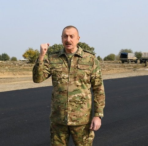 ayyarom's tweet photo. برای ملتی که با دست خالی ۸سال مقابل صدام ایستاد، جنگیدن با دلقکی مثل الهام یه شوخی بی‌نمکه! https://t.co/uCNpglotNH