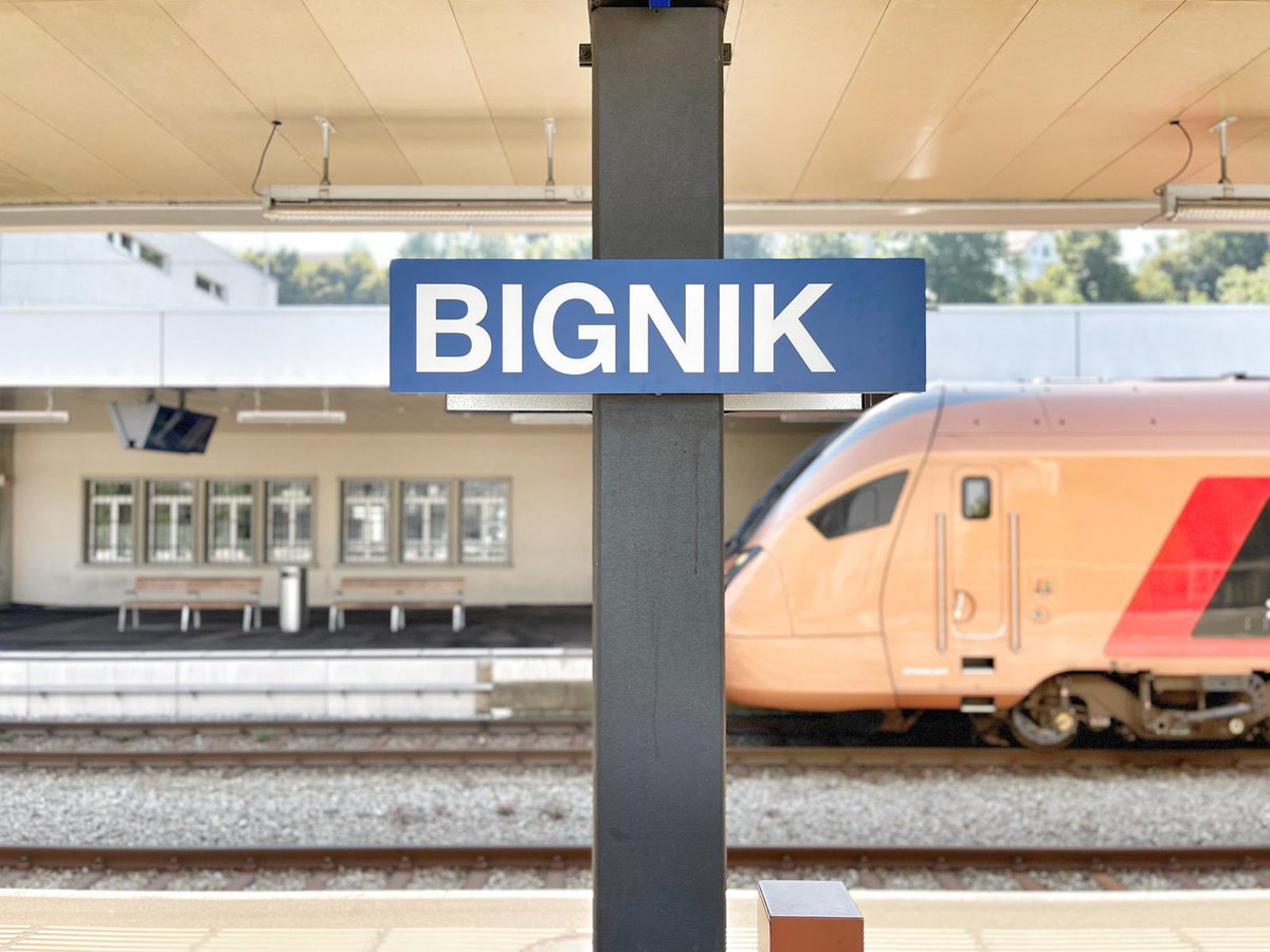 sonderaufgaben's tweet photo. Achtung: Der Bahnhof Herisau heißt vorübergehend BIGNIK ! Falls jemand wegen uns zu weit fährt, kann man sich bei uns im Atelier melden und wir geben ihm die Zeit zurück. @sob_ch @app_bahnen #herisau #bignik #tuchmanöver #neuewirklichkeit #grosskariert #subversiveart https://t.co/FkVrxAffBO