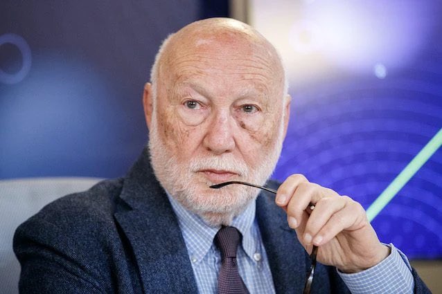 Una notizia davvero triste. Domenico De Masi era un intellettuale appassionato che ci ha aperto un orizzonte sui temi del lavoro. Lui non c’è più, quell’orizzonte è ancora lì, come una sfida che va raccolta. #DeMasi