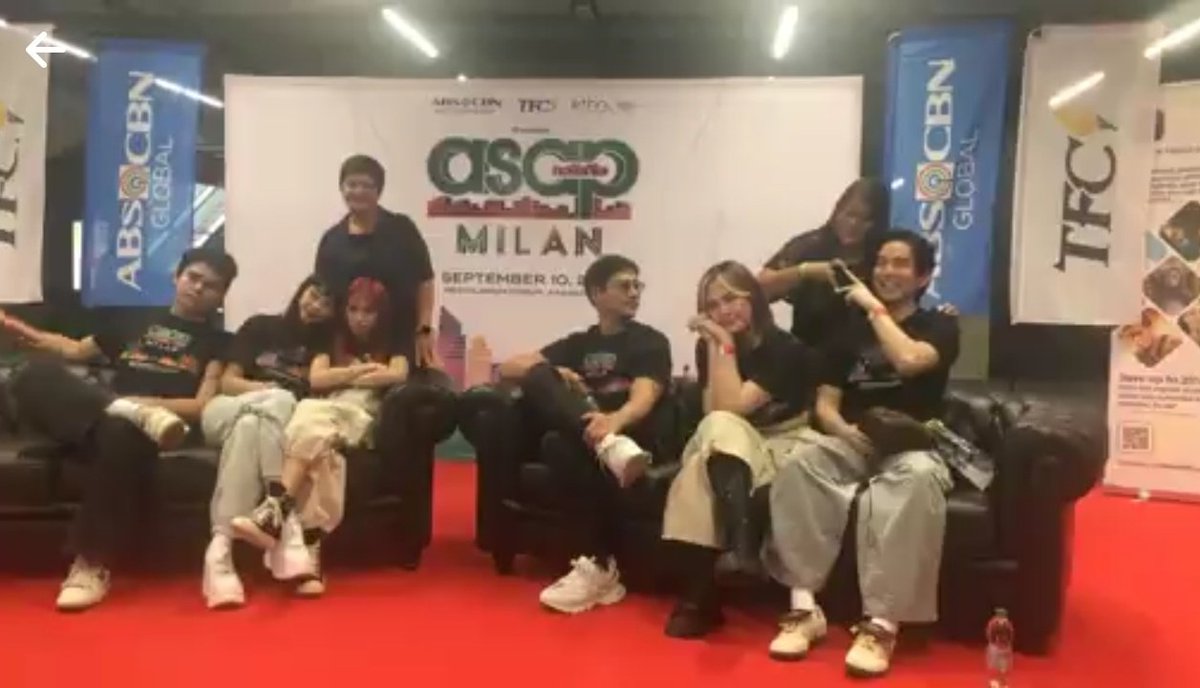 TeamJoshuaHK's tweet photo. ang kyot may pa gift! happy yern may bagong 🧢 ang Juswa @iamjoshuagarcia 😁

#ASAPMeetnGreet
#ASAPMilan https://t.co/cW6z8S3s8L