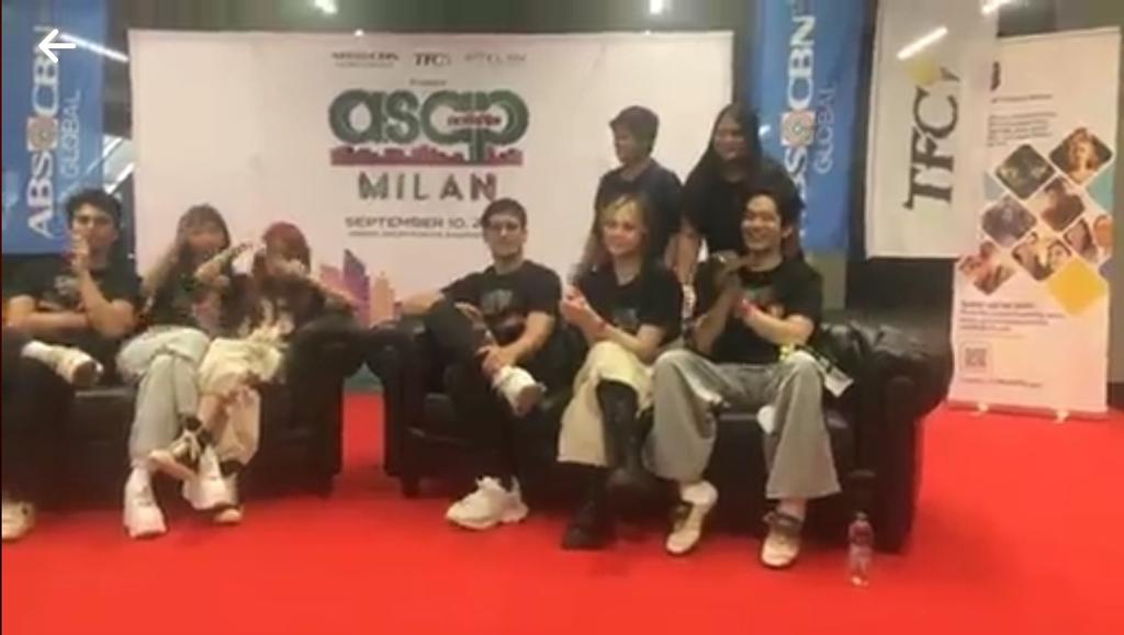 ang kyot may pa gift! happy yern may bagong 🧢 ang Juswa <a href="/iamjoshuagarcia/">Joshua Garcia</a> 😁

#ASAPMeetnGreet
#ASAPMilan