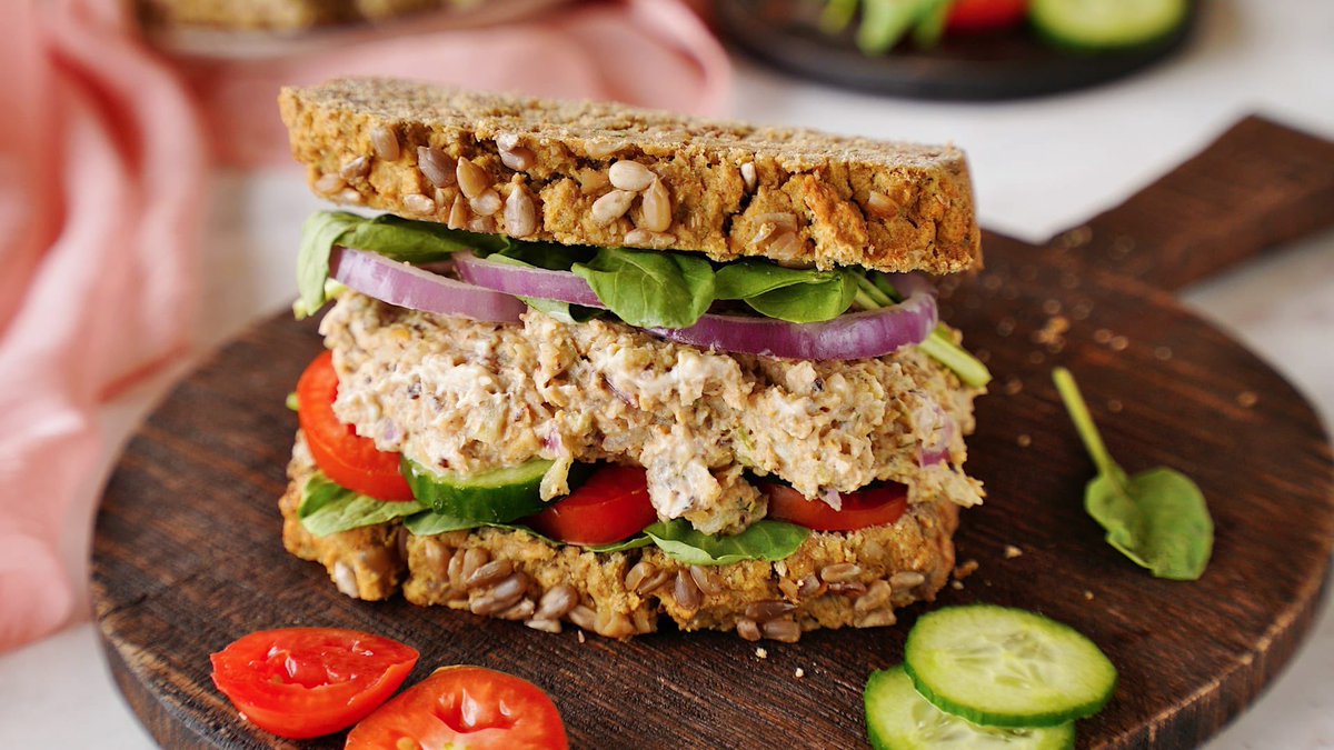 schmoozequeen's tweet image. #Vegan Chickpea Tuna Salad🥪#Fishless #CrueltyFree 🚫🐠
Easy #chickpea #tunasalad is #creamy #crunchy and a perfect vegan #tuna #replacement over #sandwiches and #crackers! #plantbased #glutenfree and a great #appetizer #sidedish or #HealthySnack
elavegan.com/vegan-chickpea…