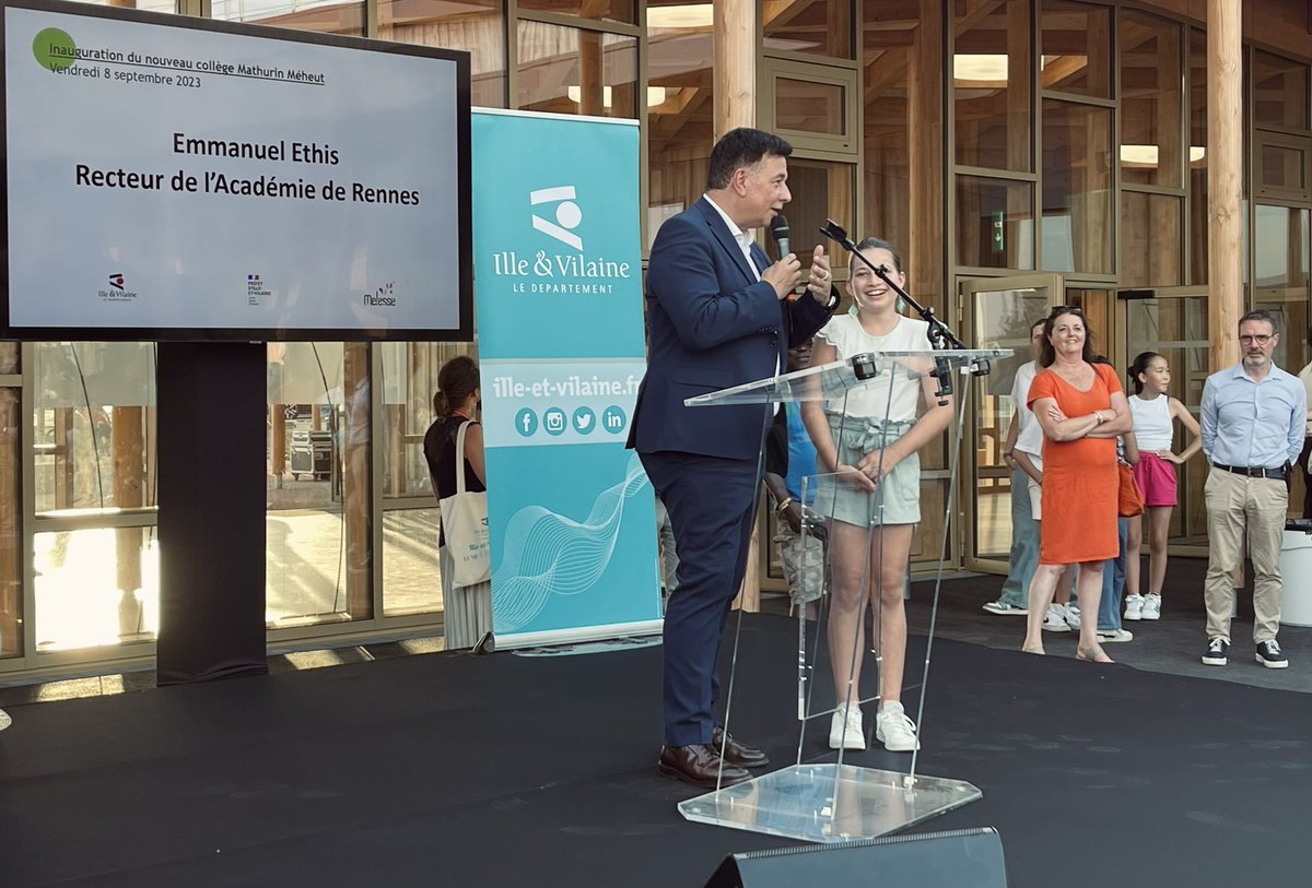 acrennes's tweet photo. Inauguration du nouveau collège Mathurin Méheut #Melesse
Une soirée sous le signe du son
👉 chorale des élèves
➡️ visite sonore
🔎 plateau radio animé par des collégiens
↪️ Un magnifique outil au service des élèves et enseignants
✅ 1er collège à énergie positive du département https://t.co/6lLtglHVkr