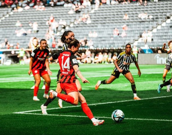 _Zeroazero's tweet photo. #UWCL: l'#EintrachtFrankfurt elimina la #Juventus e accede al #SecondoTurno. #Prašnikar risponde a #Cantore, poi dopo due traverse #tedesche la sfida si decide ai rigori, che premiano le #RotWeiß 5-4.
@Sebastiano_M64
Ph: IG Eintracht Frankfurt Frauen https://t.co/KENwZPHcoG