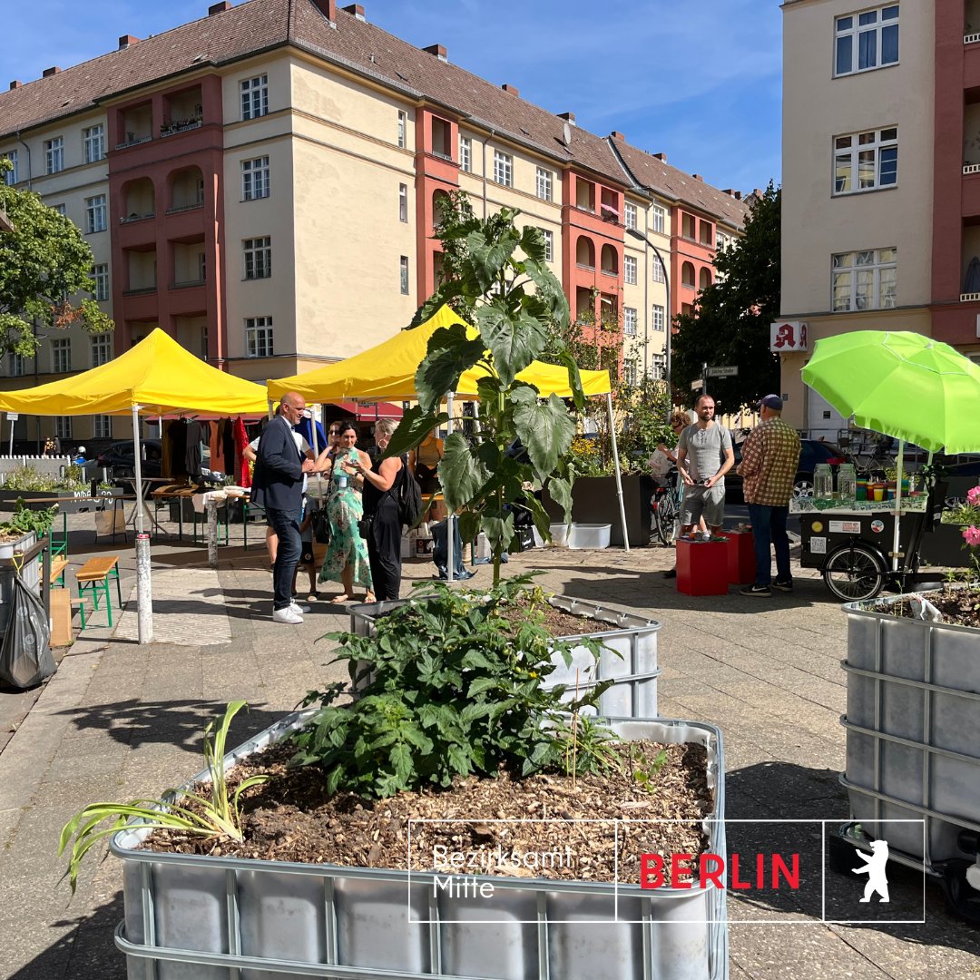 BA_Mitte_Berlin's tweet photo. Mitte hat einen neuen Platz: Bezirksstadträtin @almut_neumann eröffnete heute den Eulerplatz. Auf der Straße ist ein beliebter Kieztreffpunkt entstanden mit Bänken und Hochbeeten. Bezirk, Planer*innen &amp; Bürger*innen haben das Projekt gemeinsam entwickelt und umgesetzt. #klimakiez https://t.co/8MoHkN4Tc9