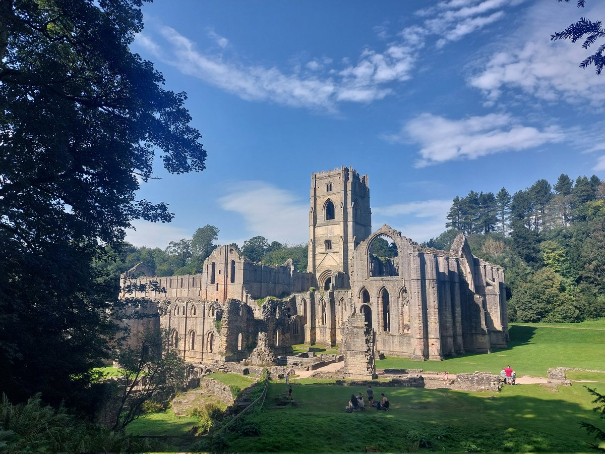 mattbison's tweet photo. Sweltering day but stunning views, as ever, at Fountains Abbey #NorthYorkshire https://t.co/1i7ntijpOk