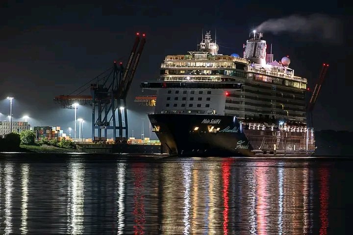 Herzlich willkommen ❤️ Einlauf
der'Mein Schiff 6' in Hamburg zu den Cruise Days