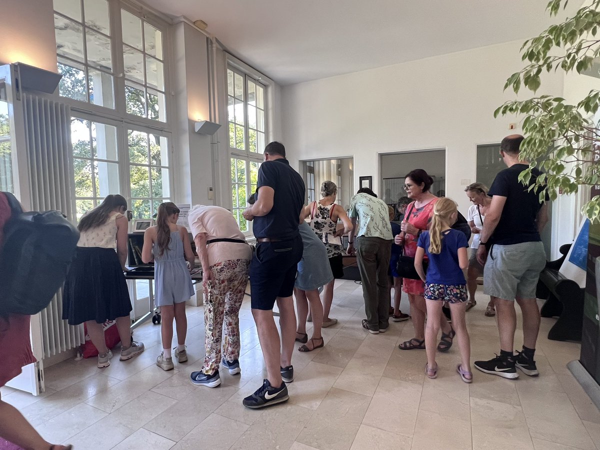 De middag loopt bijna ten einde op de Open Monumentendag op Jagtlust van <a href="/GemDeBilt/">Gemeente De Bilt</a> toch is het is hier nog gezellig druk. ☀️