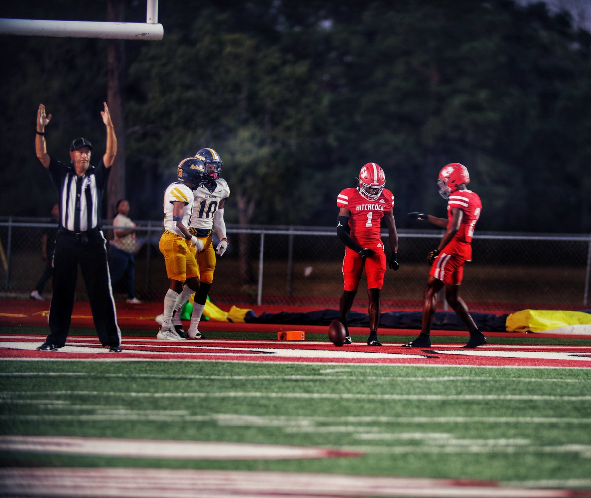 ByrdsEyePhotog's tweet photo. 55 to 🥚 Win, Hitchcock over LaMarque last night! When I tell you them kids in red are the truth, the whole truth and nothing but the truth, KNOW THAT! 
#LiveFromTheCockPit #RedFlash
@Jay_Havs @CoachG_Gtz @Stretchright https://t.co/4p6FpyjMIQ
