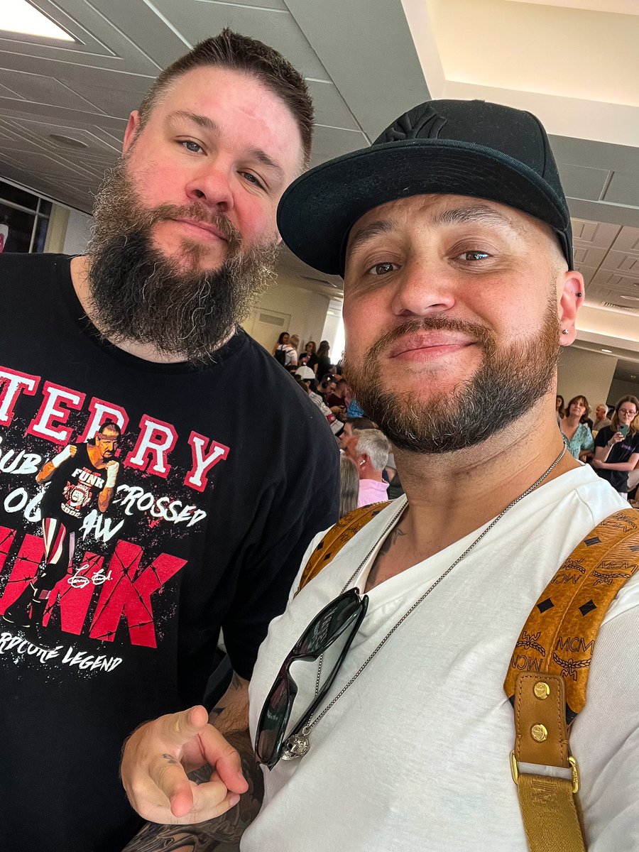 Just met <a href="/WWE/">WWE</a> superstar <a href="/FightOwensFight/">Kevin</a> thanks for the photo dude 🤘🏼