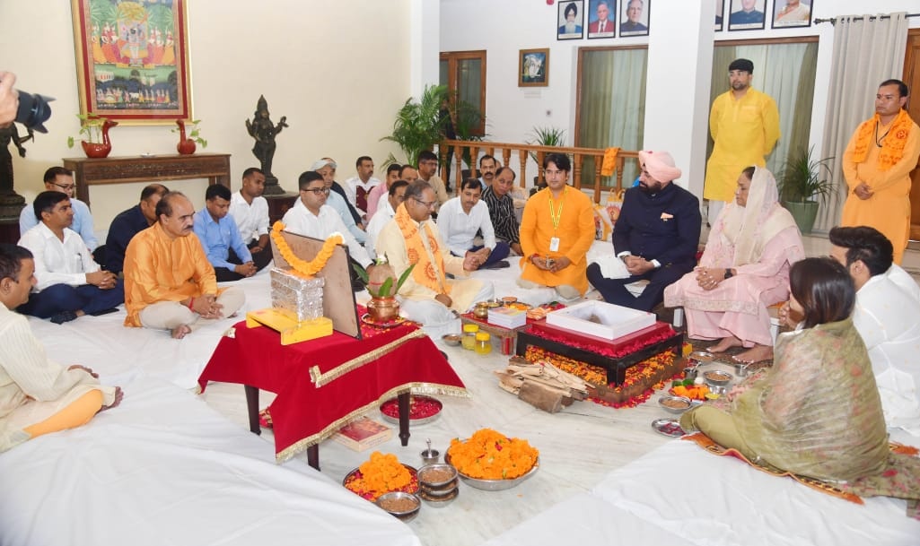 DrChinmayP's tweet photo. राजभवन, देहरादून में विधि-विधान से यज्ञ संपन्न कराया गया। इस अवसर पर @LtGenGurmit जी ने सपरिवार यज्ञ किया। यज्ञ की इस श्रृंखला में जुड़कर माननीय राज्यपाल जी के साथ समस्त राजभवन सदस्यों ने गायत्री मंत्र से अपनी आहुतियाँ यज्ञ भगवान को समर्पित करीं।
@awgpofficial https://t.co/T2MmQsj3vb