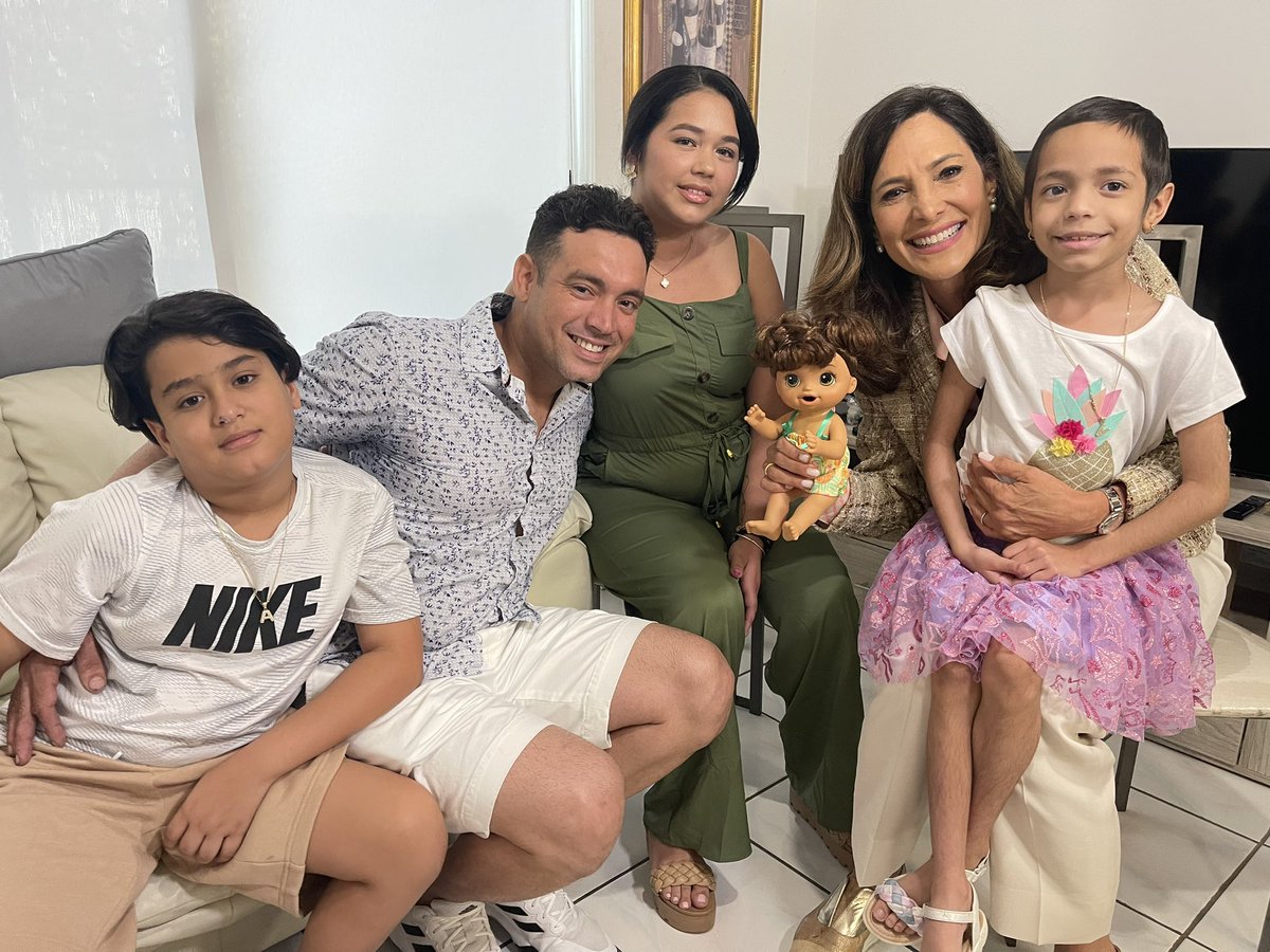 MaElviraSalazar's tweet photo. A la niña Vanessa le ayudamos un año atrás con una “visa humanitaria” para que se tratara el cáncer. En Cuba le dijeron que no tenía solución. Hoy Vanessa está sana. 

Por cosas como esta estoy orgullosa de ser Congresista. Los sacrificios en DC se vuelven rosas. ¡Gloria a Dios! https://t.co/H01Bktld5I