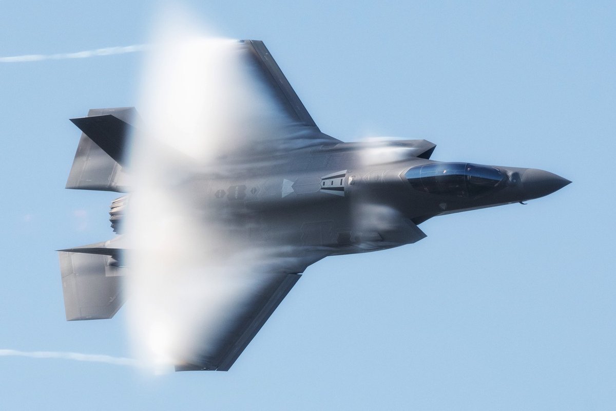 padouche's tweet photo. Once again, spectacular performance of ⁦@F35demoteam⁩ during BAF Days 2023 in #KeeBee . See you next week in #Ostrava ⁦@jagello2000⁩ #NATODAYS https://t.co/qmqcS4C9nR