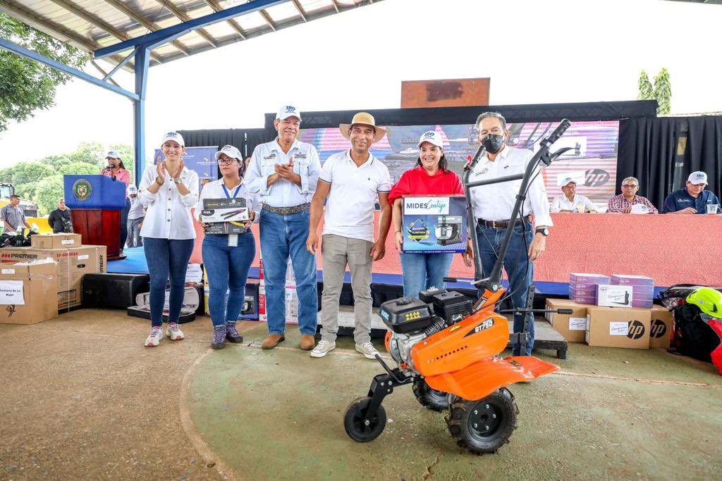 NitoCortizo's tweet photo. Más de B/.5.1 millones en ayuda social en inversión a la primera infancia entregados en 700 actividades en el país, llevando alivio a personas en vulnerabilidad a través de los diferentes programas del @MidesPma, ratificando nuestro compromiso con el desarrollo del #PlanColmena. https://t.co/x2mYmgChg8