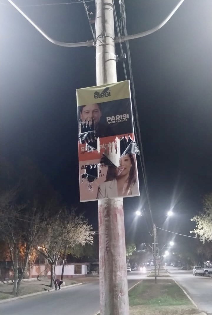 Adry_Cano's tweet photo. 🛑 Así gobiernan.
Rompiendo todo, cometiendo delitos.

La Unión Mendocina y Cambia Mendoza para lo único que dejan de pelearse, es para romper nuestros carteles de campaña, pero para gobernar no.

Vamos a mostrarles cómo se gobierna Las Heras pensando en la gente! https://t.co/Ifu2rFwDH3