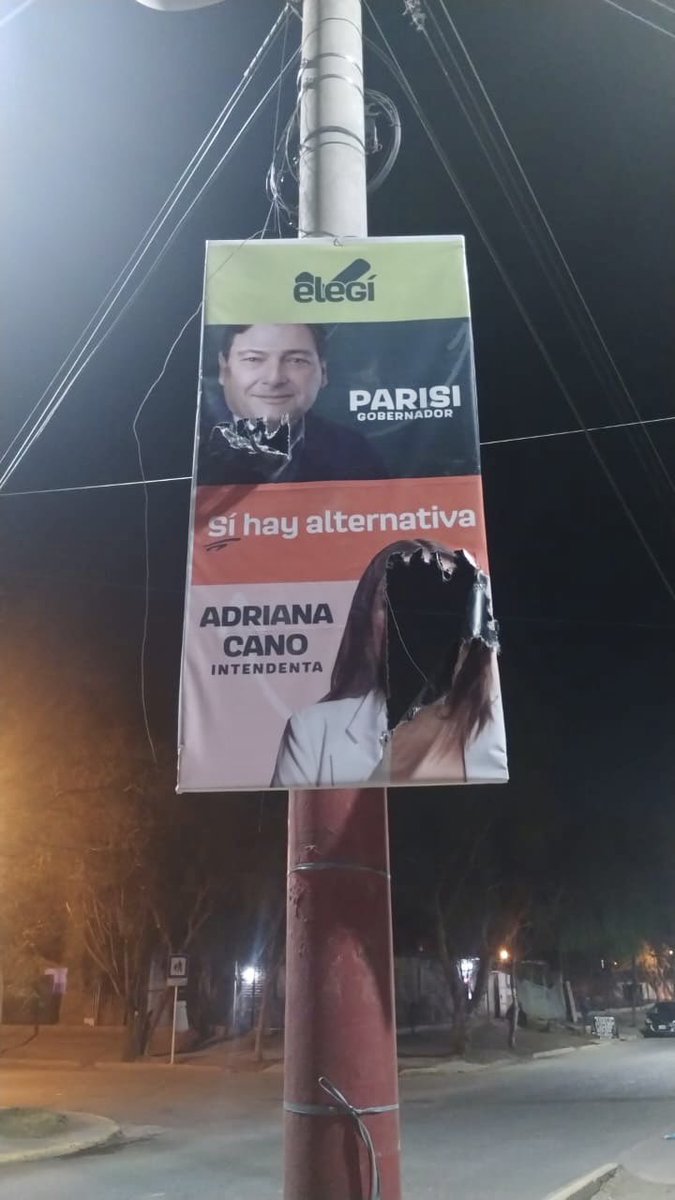 Adry_Cano's tweet photo. 🛑 Así gobiernan.
Rompiendo todo, cometiendo delitos.

La Unión Mendocina y Cambia Mendoza para lo único que dejan de pelearse, es para romper nuestros carteles de campaña, pero para gobernar no.

Vamos a mostrarles cómo se gobierna Las Heras pensando en la gente! https://t.co/Ifu2rFwDH3