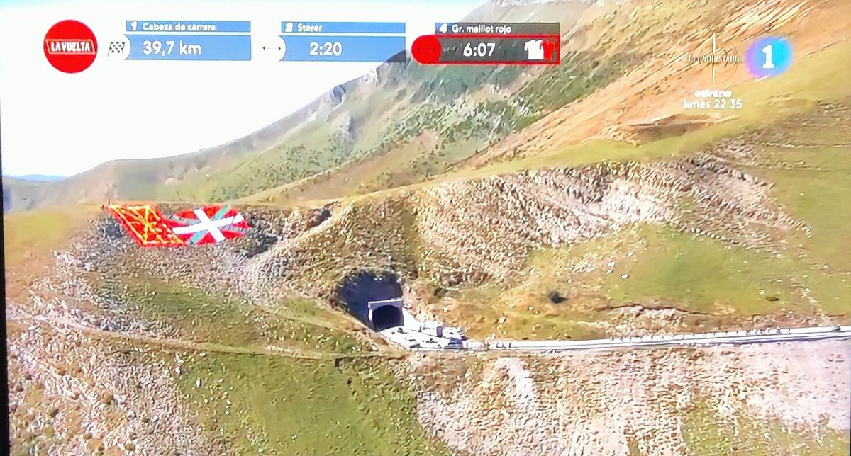 altxanafarroa's tweet photo. #HauEHda #EuskalHerriakerabaki
#LaVuelta23 #LaVuelta 
Ikurrina eta nafar ikur erraldoiak Orhiko tunel gainean. https://t.co/XNz1kHMAuS