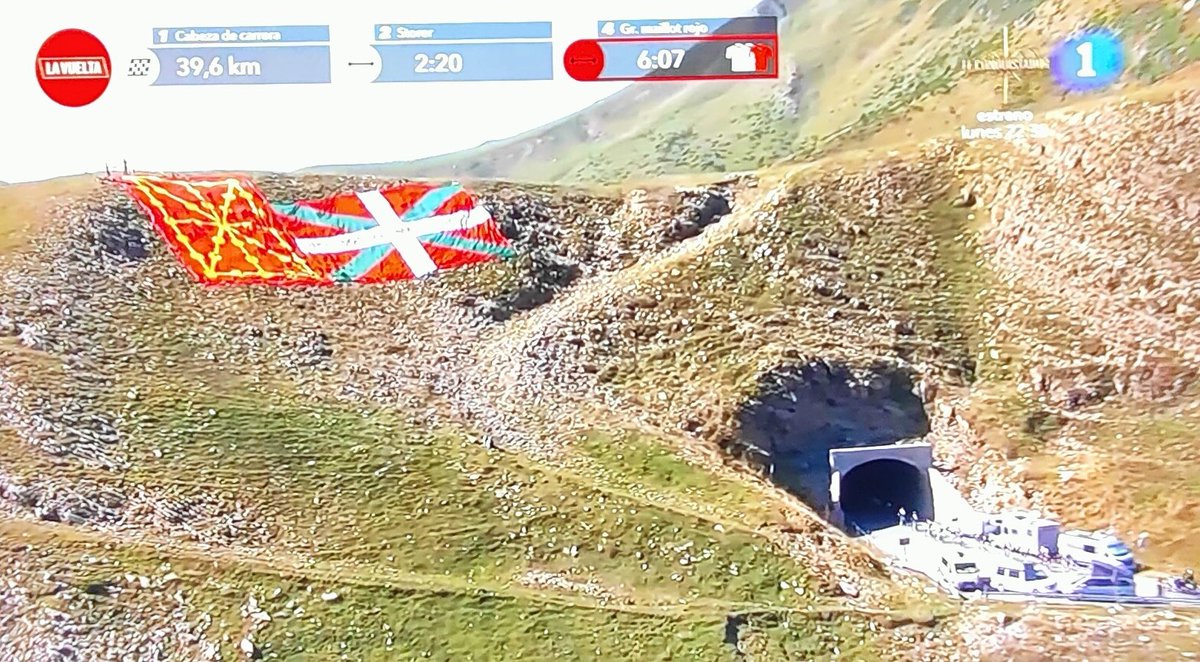 altxanafarroa's tweet photo. #HauEHda #EuskalHerriakerabaki
#LaVuelta23 #LaVuelta 
Ikurrina eta nafar ikur erraldoiak Orhiko tunel gainean. https://t.co/XNz1kHMAuS