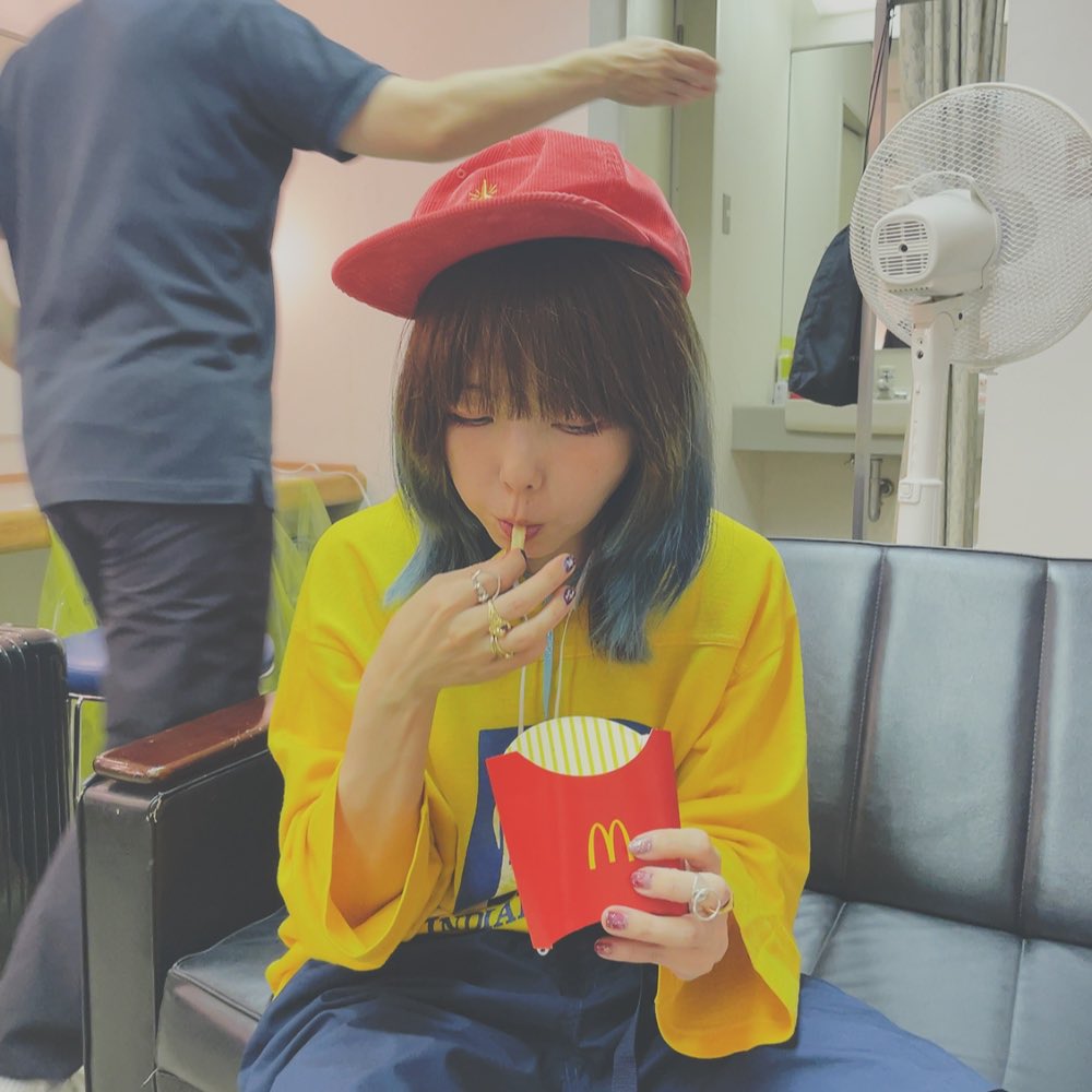 aiko_dochibi's tweet photo. 名古屋ライブ1日目終わりました！
たつたつさんの雄叫びが最高ファビュラスでした🤩🤍
みんなと楽しく過ごしたおかげで今めっちゃ元気！本当にありがとうございました！マクド色の服着てポテトたびた！
沁みたよー😭 https://t.co/6y08J0qWx9