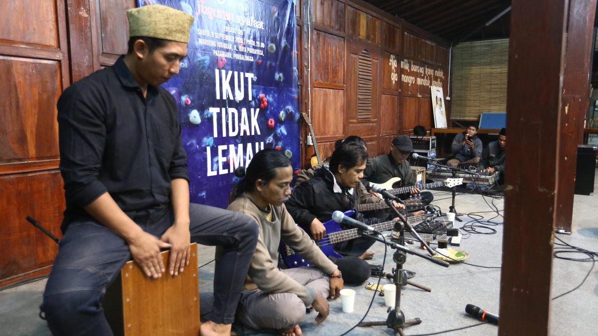 JuguranSyafaat's tweet photo. Satu nomor "Bismillah" dibawakan oleh Mas Toto dan teman-teman pada Juguran Syafaat September 2023. #JSSept https://t.co/XJo7rEaGud