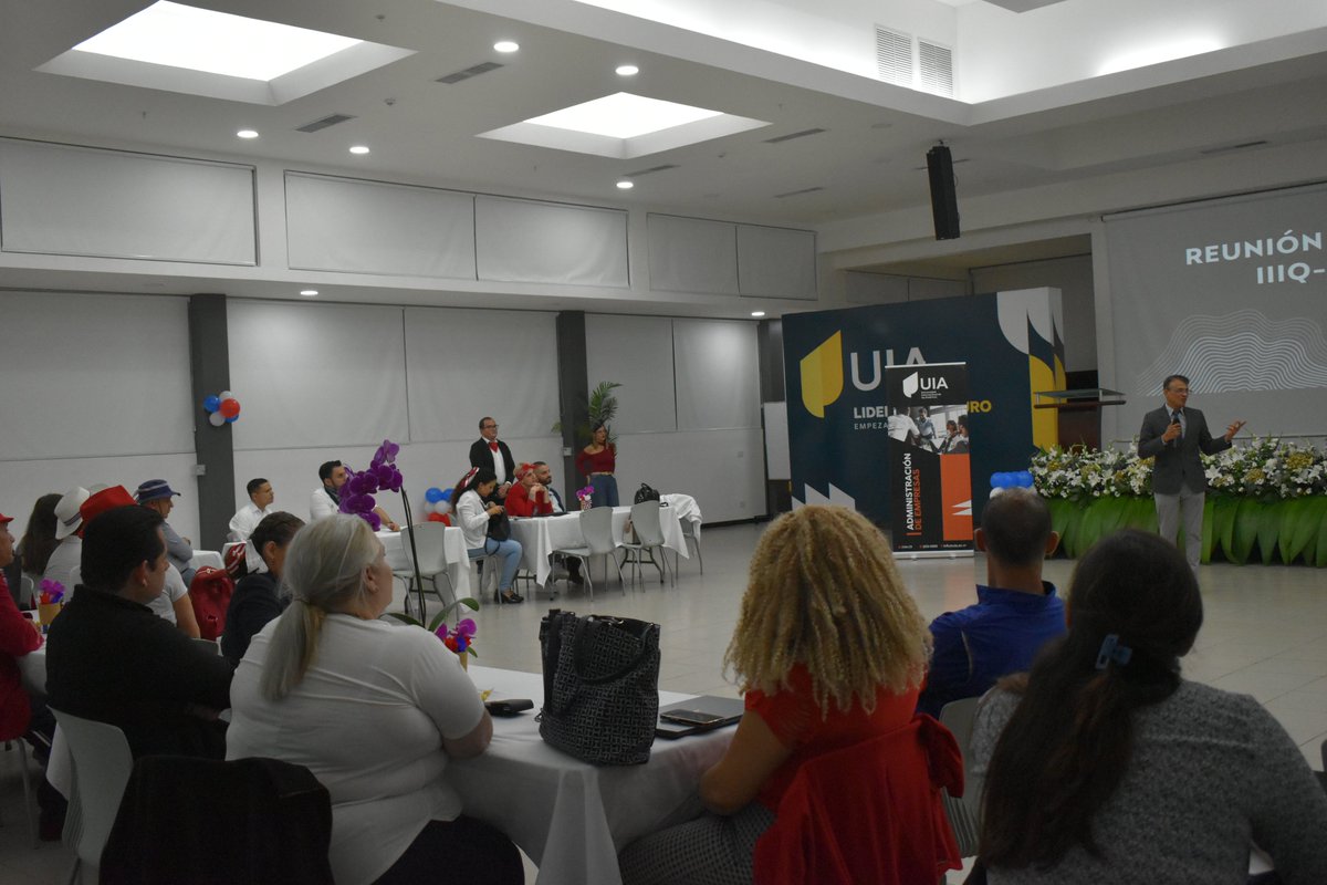 Reunión de docentes de la carrera de Administración de Empresas IIIQ, además celebrando el #mespatrio 🇨🇷

#universidad #UIA #UIACR #costarica