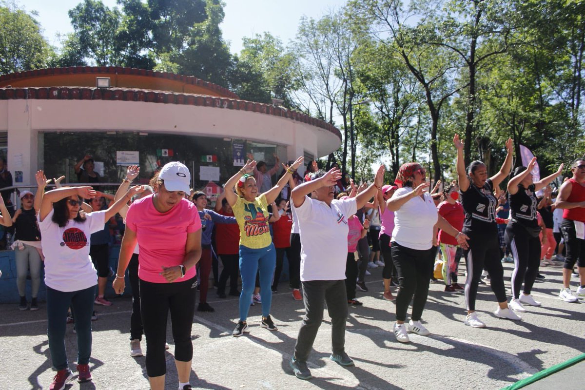 BaileCDMX's tweet photo. De chile, mole y pozole 😋

Con una exhibición de danza regional y de twerk el Parque Alfonso XIII en la alcaldía Álvaro Obregon recibió a los asistentes del Maratón de baile a la Mexicana. 🇲🇽 https://t.co/IQr1isT4FA