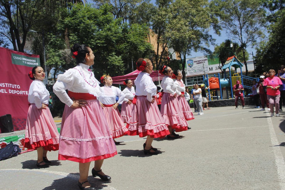 BaileCDMX's tweet photo. De chile, mole y pozole 😋

Con una exhibición de danza regional y de twerk el Parque Alfonso XIII en la alcaldía Álvaro Obregon recibió a los asistentes del Maratón de baile a la Mexicana. 🇲🇽 https://t.co/IQr1isT4FA