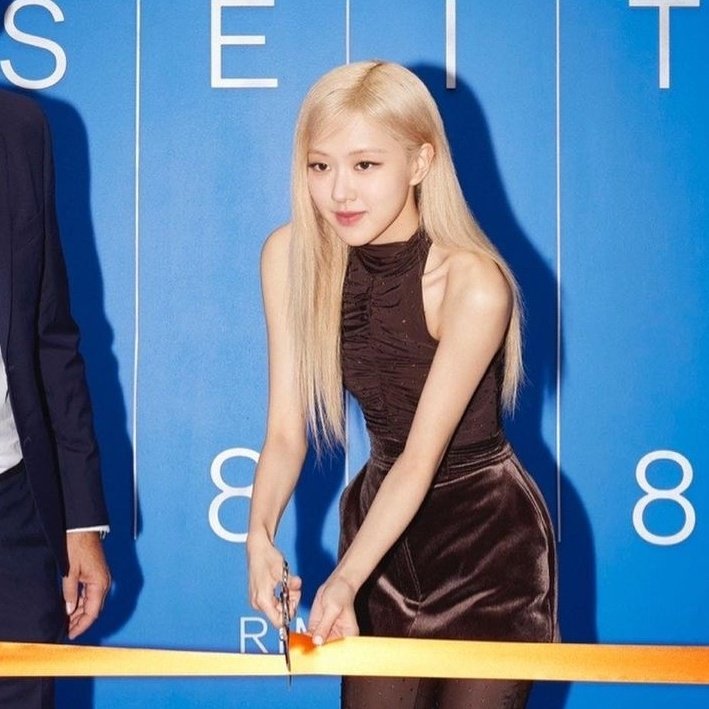 archiveofchae's tweet photo. she's so unreal omfg #로제 #ROSÉ https://t.co/LqO8PBmr5x