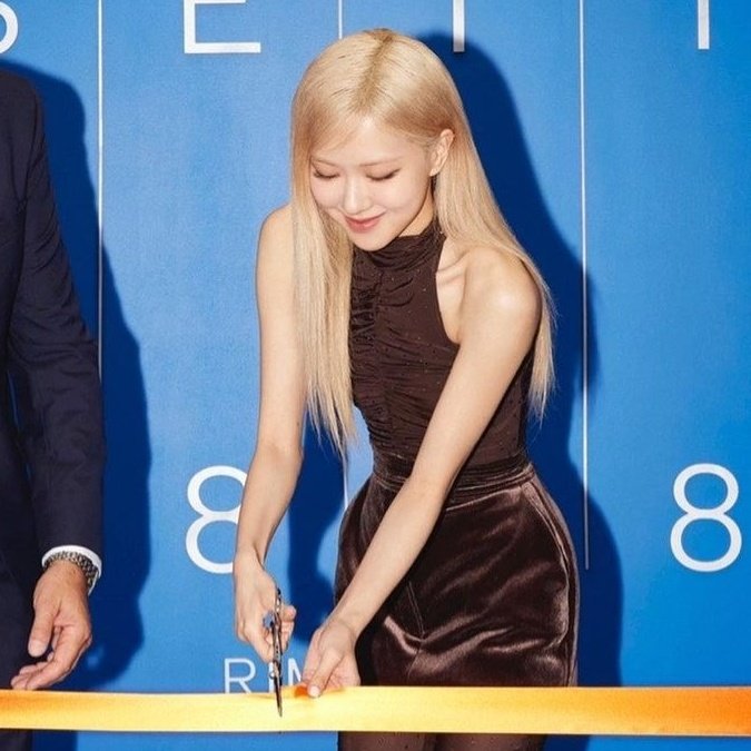 archiveofchae's tweet photo. she's so unreal omfg #로제 #ROSÉ https://t.co/LqO8PBmr5x