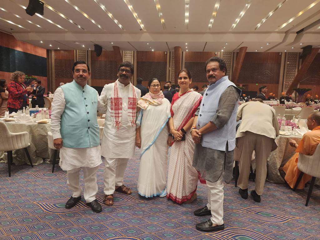 spsinghbaghelpr's tweet photo. महामहिम राष्ट्रपति द्रौपदी मुर्मू जी द्वारा आयोजित जी-20 रात्रिभोज में दिल्ली के भारत मंडपम में ब्रिटेन के प्रधानमंत्री श्री ऋषि सुनक,  बांग्लादेश की प्रधानमंत्री श्रीमती शेख हसीना , ���टली के पूर्व प्रधानमंत्री श्री पाउलो जेंटीलोनी ,जर्मनी और इटली के डेलीगेट्स और कैबिनेट के सहयोगियों के साथ। @g20org @RishiSunak @pmobangladesh