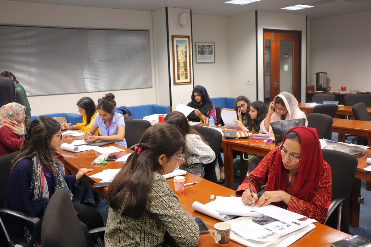 lab_tariq's tweet photo. Highlights: @DrMohdTariq and @ShahzadZaigham teaching #HowtoteachGenetics
Best part of workshop was our students chaperoned participants and helped them learn genetic problems that ranged from simple genetic crosses to complex genetic maps. A big thanks to each one of them. https://t.co/B6qefXVQN6