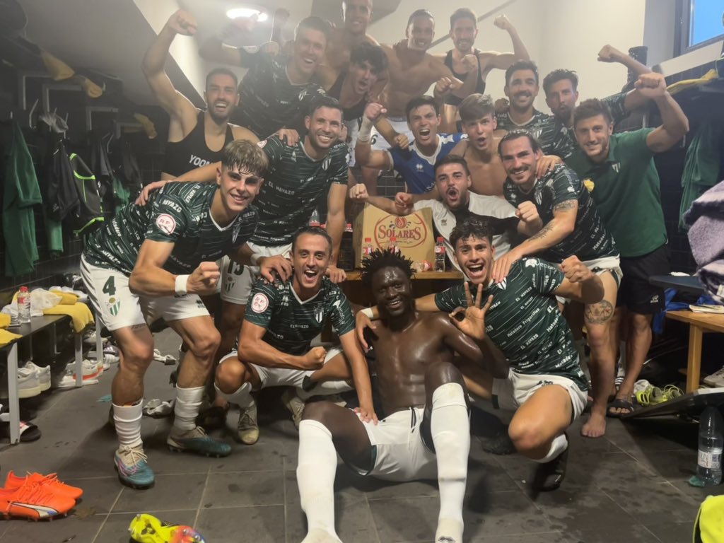 clubdepguijuelo's tweet photo. ¡VAMOOOOOOOOS! ➕3️⃣ ❤️

Este 𝙀𝙌𝙐𝙄𝙋𝙊 nunca se rinde.. 🍍

#CDGuijuelo | #TodoalVerde 💚 https://t.co/G0iuH5h3j4
