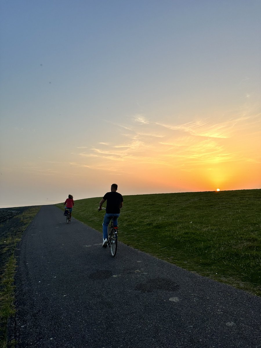 🧡 Liefde is ……

#terschelling #samenfietsen #sunset #ervaarterschelling #zeelenfiets