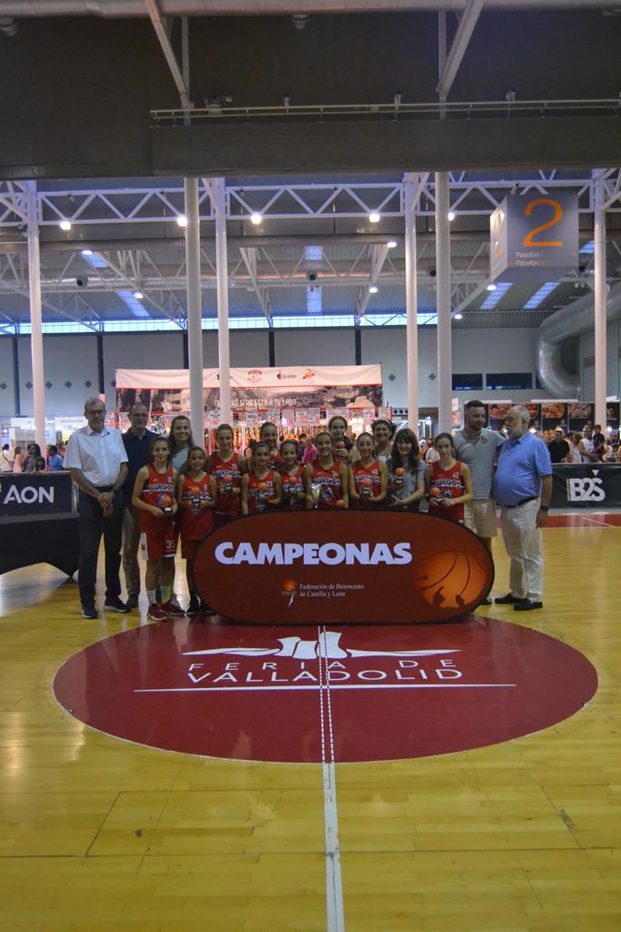 AyuntamientoVLL's tweet photo. 🏀 Gran ambiente de baloncesto en @feriavalladolid.
Final de la #MiniCopaCyL en categoría preinfantil femenina, disputada esta tarde entre @CBBabieca y @bfemeninoleon, con victoria de las primeras🏆.
Entregan los premios los concejales, Mayte Martínez y @pellitero. https://t.co/B067hgPzIv