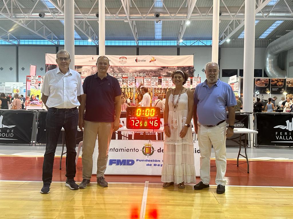 AyuntamientoVLL's tweet photo. 🏀 Gran ambiente de baloncesto en @feriavalladolid.
Final de la #MiniCopaCyL en categoría preinfantil femenina, disputada esta tarde entre @CBBabieca y @bfemeninoleon, con victoria de las primeras🏆.
Entregan los premios los concejales, Mayte Martínez y @pellitero. https://t.co/B067hgPzIv