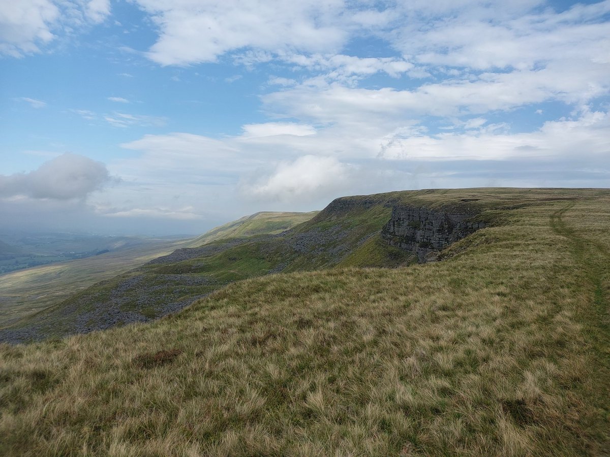 Thanks to #JohnLangford @foscl for cheerfully guiding us along #Mallerstang edge in humid conditions 🥵🥾👍@nateby_inn