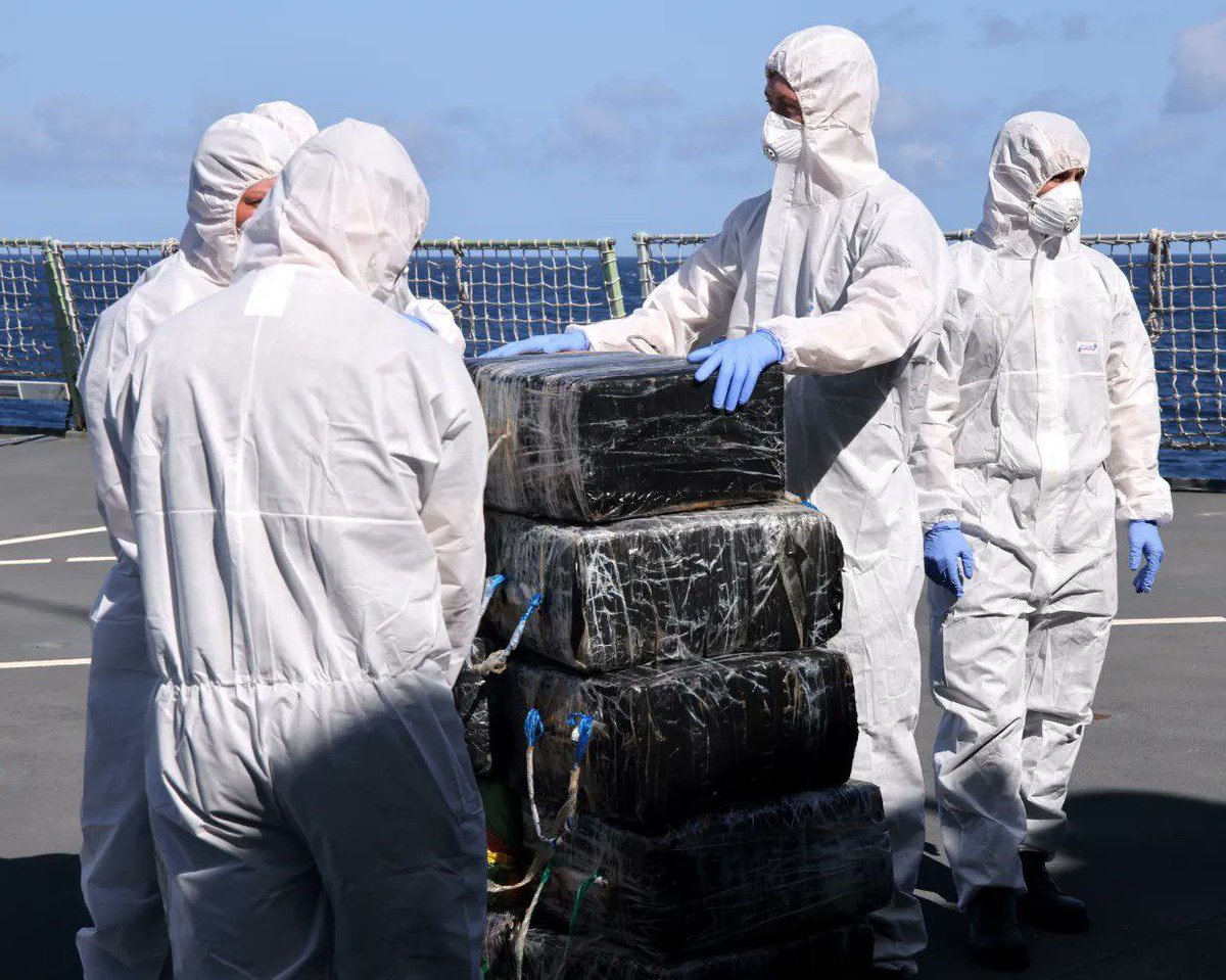 RAGERECON's tweet photo. #BreakingNews 🇬🇧 #BritishNavy | #DrugInterception 

The British frigate HMS Dauntless has made a colossal drug bust, intercepting a boat carrying 1.2 tons of cocaine with a street value of £142 million. Using advanced radar capabilities, the ship also tracked a plane from Venezuela carrying an additional 550 kg of cocaine.

#HMSDauntless #CocaineBust #Venezuela #WarOnDrugs

Find the complete story and further updates at https://t.co/UGSShHJtRk.