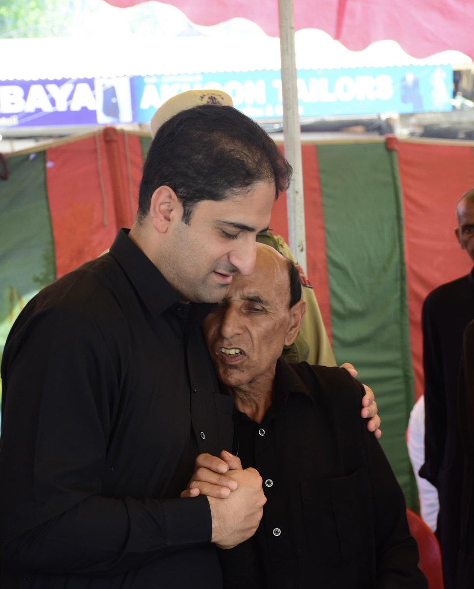 Junaid_Mattu's tweet photo. Some more glimpses from our Sabeel-e-Hussain (AS) at Saida Kadal, #Zadibal on #Arbaeen.

A great collective effort by the community to serve Azadaraan in the memory of Sayyid Al-Shuhada (AS) and Shohada-e-Karbala. https://t.co/QLQc2WqCAi