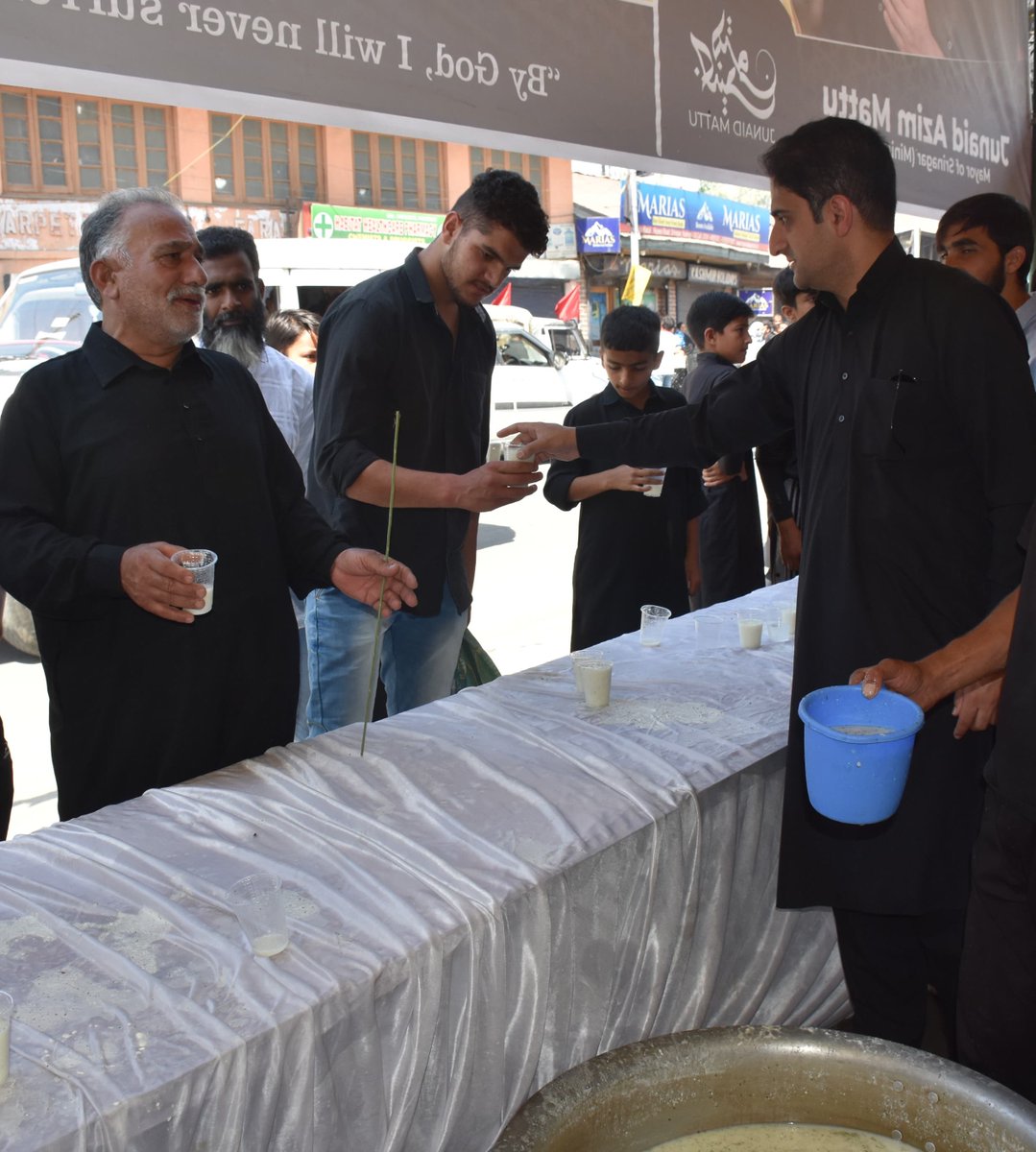 Junaid_Mattu's tweet photo. Some more glimpses from our Sabeel-e-Hussain (AS) at Saida Kadal, #Zadibal on #Arbaeen.

A great collective effort by the community to serve Azadaraan in the memory of Sayyid Al-Shuhada (AS) and Shohada-e-Karbala. https://t.co/QLQc2WqCAi