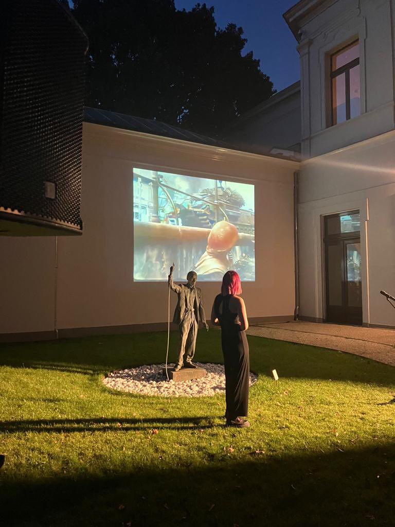 Airborne freedom run night trail: na startschot van wethouder  @mlauriks op markante punten via QR codes, filmpjes, zang en spoken word het verhaal van Market garden beleefd. #arnhem