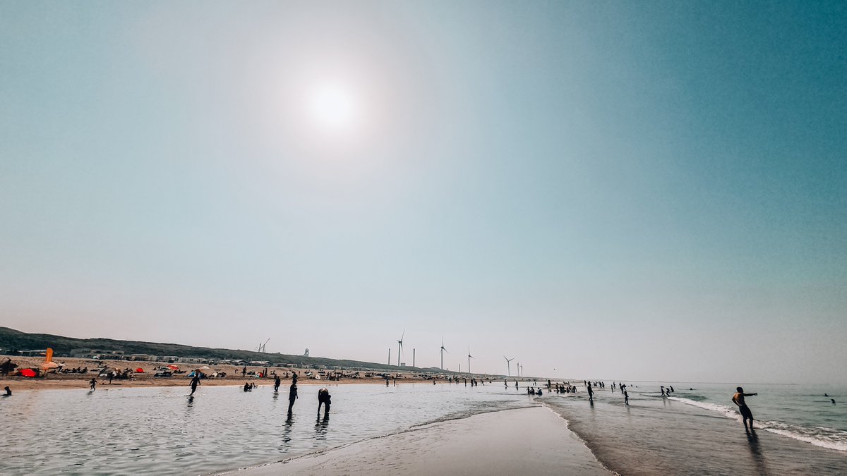 N_Heij's tweet image. Dagje strand. Thuis in de mist. Nog een laagje boven zee. Zoek het zeilbootje. Daarna bleef het heiig, warm, maar prima. Denk n smog-zonnetje? #wijkaanzee #snog #heiig #weerfoto #stranddagje