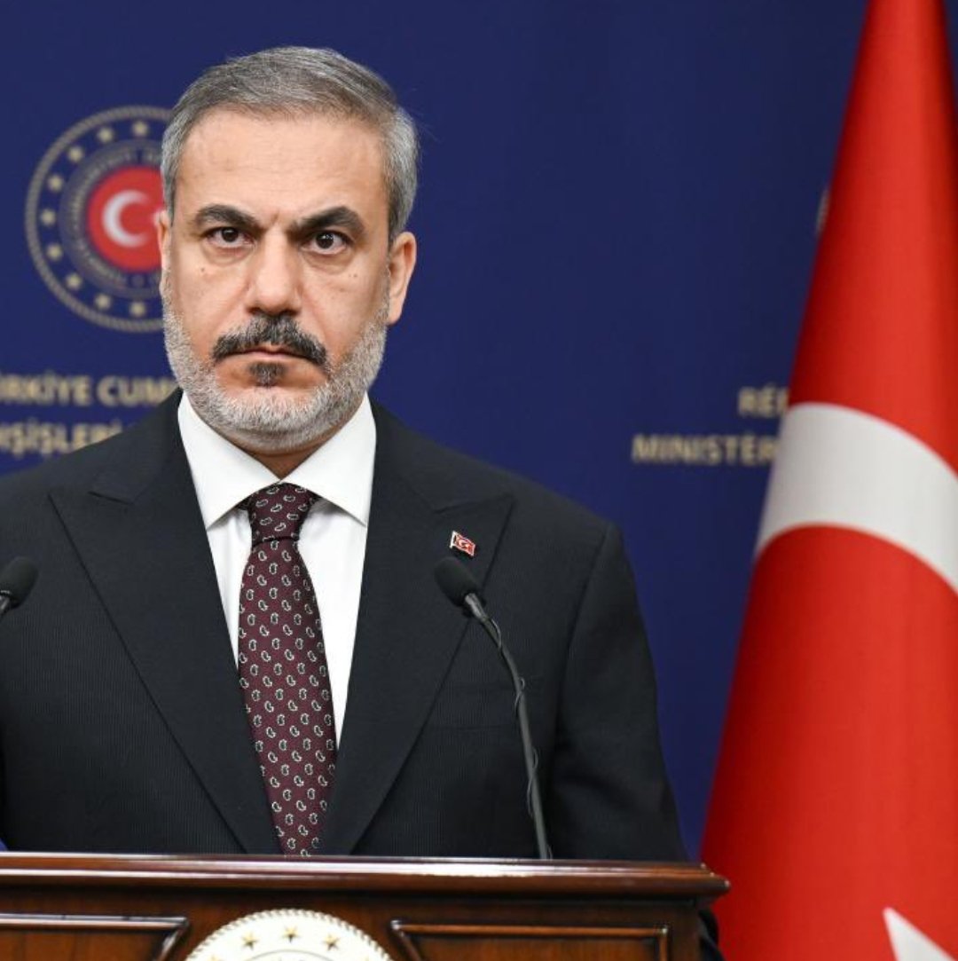 İran Azerbaycan'a müdahale ederse
Türkiye iran'a karşılık verirmi 
Versinmi sizce ?