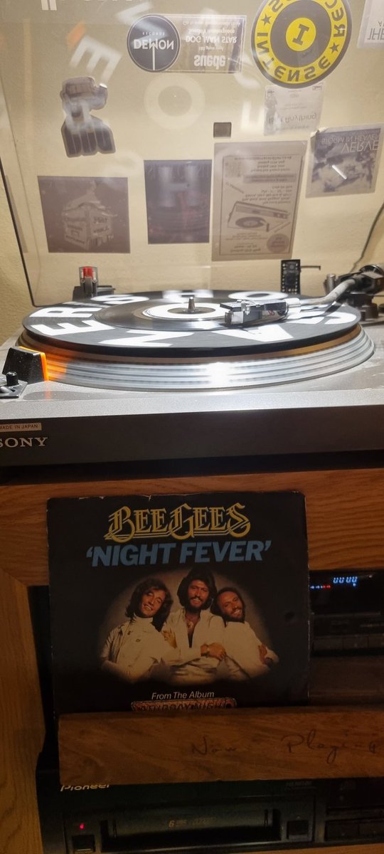 #70smusic #70sfever <a href="/BeeGees/">Bee Gees</a> @AvenellRichard <a href="/DeniseDelamain/">Denise Delamain</a> <a href="/foonxtgirl/">Jibbering dolphin</a>