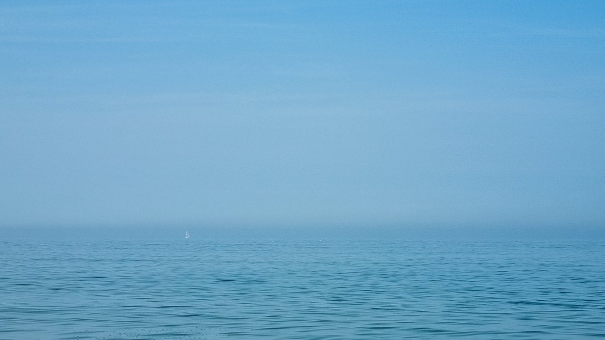 N_Heij's tweet image. Dagje strand. Thuis in de mist. Nog een laagje boven zee. Zoek het zeilbootje. Daarna bleef het heiig, warm, maar prima. Denk n smog-zonnetje? #wijkaanzee #snog #heiig #weerfoto #stranddagje