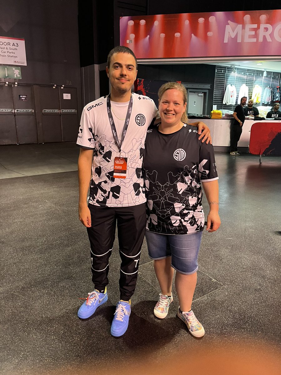 Pinkfan___'s tweet photo. Pinkfan meets the CEO of Apex 😍 https://t.co/Nx5xa0kQJw